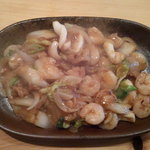 ハルコロ - ２回目にうかがった際の”本日の日替わり”「海鮮のオイスター炒め」です。　おかず倍盛りで！