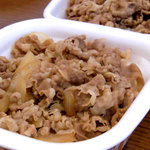 すき家 - 料理写真:すき家の牛丼並盛りつゆ抜き(奥は吉野家)