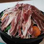 ツキサップじんぎすかんクラブ - ツキサップの生マトンは焼きすぎないのがオススメの食べ方なので、自分は野菜の上に肉を置くスタイルで焼きます