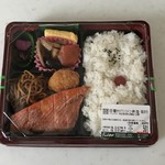 魚一心惣菜亭 - 日替わり、鮭弁当。