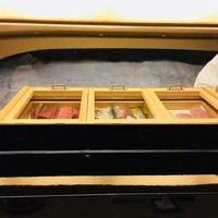 弁慶 - カウンター前にある今日のネタ