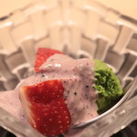 味あら井 - 佐賀ほのか苺のババロア、抹茶のババロア、あまおう苺、苺黒胡麻ソース