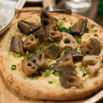 やきとん えん家 - 2018.2 しらすとれんこんの味噌ピザ（880円）