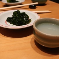 SUSHI TOKYO TEN、 新宿ニュウマン店 - 生ワカメとシジミの一番だし