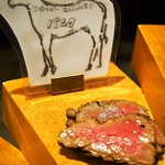 馬刺しと焼き鳥 グルマン三年坂 - 名物料理お肉のかいだん（馬肉）