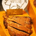 馬刺しと焼き鳥 グルマン三年坂 - 名物料理お肉のかいだん（イベリコ豚：ベジョータ）