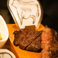 馬刺しと焼き鳥 グルマン三年坂 - 名物料理お肉のかいだん（あか牛）