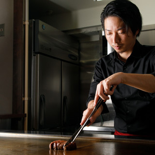 【職人技】肉の旨味を最大限に引き出す、料理人の焼き技術！