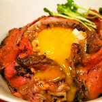 馬刺しと焼き鳥 グルマン三年坂 - 赤うしローストビーフ丼