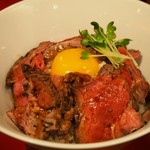 馬刺しと焼き鳥 グルマン三年坂 - 赤うしローストビーフ丼