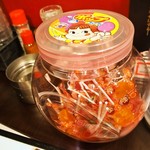 馬刺しと焼き鳥 グルマン三年坂 - 不二家のポップキャンディは自由に持ち帰れます