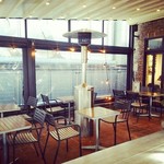 J.S. BURGERS CAFE - テラス席はストーブつき。