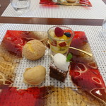 ビストロ ダイア - チョコレートブラウニー、塩キャラメルアイス、シュークリーム、カプレーゼの盛り合わせ