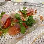 ビストロ ダイア - 自家製ハム、フルーツトマト、ブラッターチーズのカプレーゼ。
