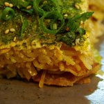 鉄板月輪 - 細麺が覗く断面（2011年5月6日）