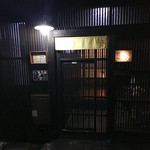 カフェコージー - 明かりが灯るお店。黄色の暖簾。遠くからだと見えにくいので注意。