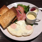 ベーカリー&レストラン 沢村 - コーヒーも付いた「ベーコンエッグプレート」1200円