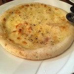 山芳ばる - プレーンピザ（3種のチーズ）¥630 