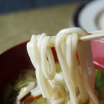 ライブラウンジ楓林 - 麺は細い
