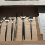 レヴォ - カトラリー、メニュー、ナプキンは引き出しに。