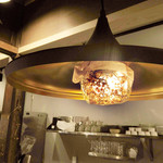 bistro Chic - ライトの意匠も印象的