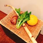 食の円居 なず菜 - その日使われている野菜がお店の入り口にディスプレイされています♪