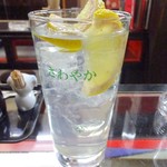 久村の酒場 - 宝焼酎20度水割り ※料理に入っていたレモンを追加