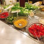 金沢マンテンホテル - サラダバーはこんな感じ。
            内容は、グリーンリーフ・コーン・リコピントマト・ブロッコリー・ポテトサラダ。