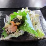 Genkaigenzou - サザエ丼の横にはサザエの刺身が添えられてます、新鮮でコリコリです。