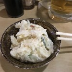 やきとんのみつぼ - ポテトサラダ（250円）一口食べた後に撮影（笑）
      このサラダも250円とは思えないほどレベルが高い。
      