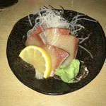 やきとんのみつぼ - 寒ブリの刺身（450円）。これは養殖ブリだった。レビューでこの店の魚の刺身は高評価だが、このブリに関しては味はイマイチ。（養殖物なのでやむなし。）ただし、価格を考えれば価格以上の価値はあり。