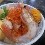 Sakanaya Shokudou Urokojuu - 貝焼入り海鮮丼1800円