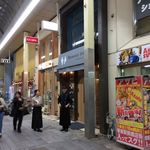 モメンティ・フェリチ - H.29.10.25.夜 外観：北側からアプローチ【モザイク処理していない人物については掲載許諾済】