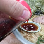 横浜ラーメン 武蔵家  - 醤油投入でスープを濃くした