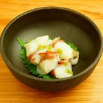 居酒屋 磯飯倶楽部 - タコわさ～大きなタコの辛口葉わさび～