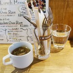 ビアバル HOUSE of BEER - チキンオーバーライス800円のスープ