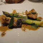 クッチーナ イタリアーナ ガッルーラ - つぶとグリーンアスパラガスの、アンチョビの効いた貝肝ソース