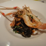 クッチーナ イタリアーナ ガッルーラ - イカ墨を練りこんだ自家製シャラテッリ、手長えびと三河産魚介のトマトソース