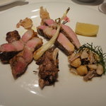 クッチーナ イタリアーナ ガッルーラ - 沖縄県産 “やんばる島豚” の骨付きロースとおっぱい、タン、ネックの炭火焼豚耳とガツとお豆のサラダ                                                 