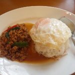 タイスマイルキッチン - カーオガイ パットバイカパオ（\780）