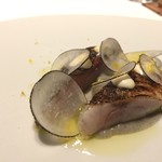 レフェルヴェソンス - より深く〜 炙り〆さわらと黒大根、酒粕発酵乳、グリーンレモン