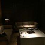 レフェルヴェソンス - 入り口左にあるラウンジ