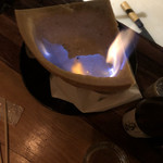 居酒屋 宇迦 - 火をつけてチーズの表面を溶かしてる(多分)
