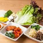 TETSU - 野菜（キムチ盛り合わせ、ナムル盛り合わせ、サンチュ、野菜焼き盛り合わせ)