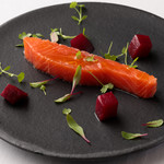 Enjoy the texture of ``40℃ Hakkaisan salmon and 90℃ beets''