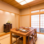 Isshin Zushi Koyo - 和室にテーブルを配置した、モダンな個室てす。２～６名様
