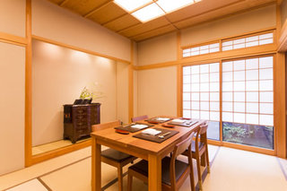 Isshin Zushi Koyo - 和室にテーブルを配置した、モダンな個室てす。２～６名様