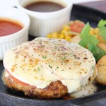 音も香りもご馳走！ジュージュー焼ける熱々鉄板ハンバーグは、肉汁溢れる当店自慢の味。
