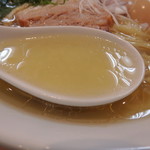 支那蕎麦屋 藤花 - 深みのある透き通ったスープ