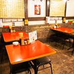 ラーメン　赤組 - 店内（テーブル席）